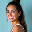 Porträt von Maria, einer lächelnden Frau mittleren Alters.